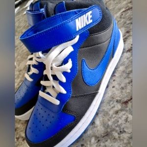 Nike sneakers size 7 youth never worn